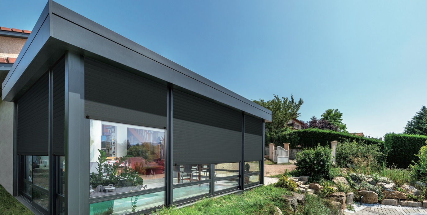 Volet roulant gris anthracite maison moderne